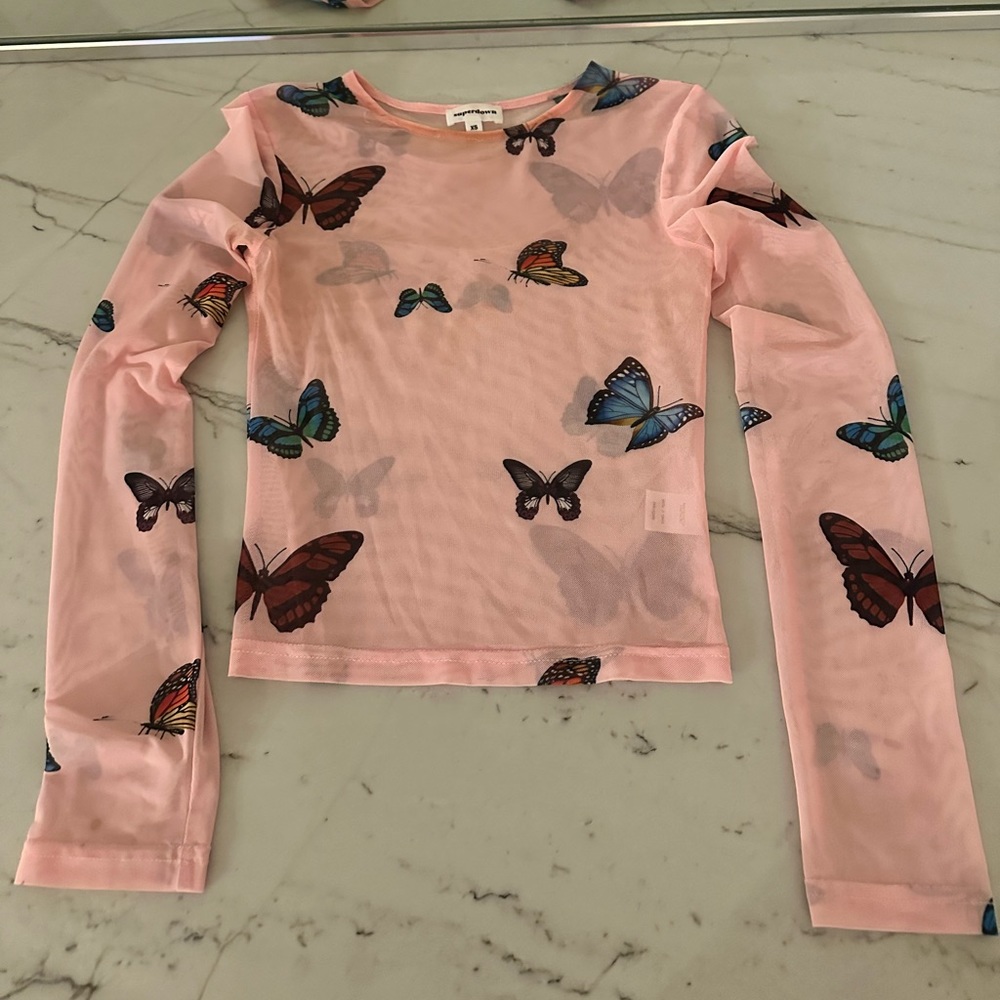 Superdown XS shear top. Long sleeves. Pink with butterfly’s.